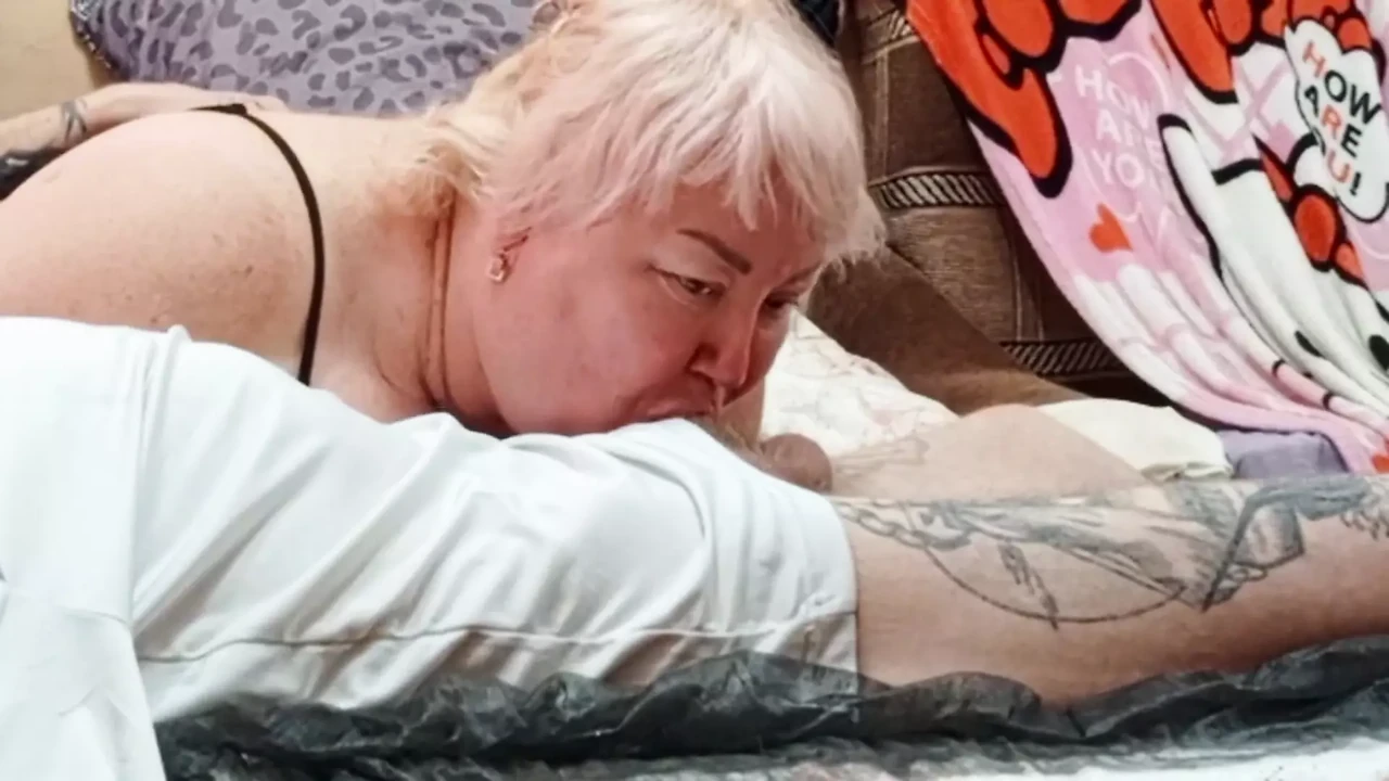 Girlfriend Fingering and Giving Blowjob with Cum in Her Mouth