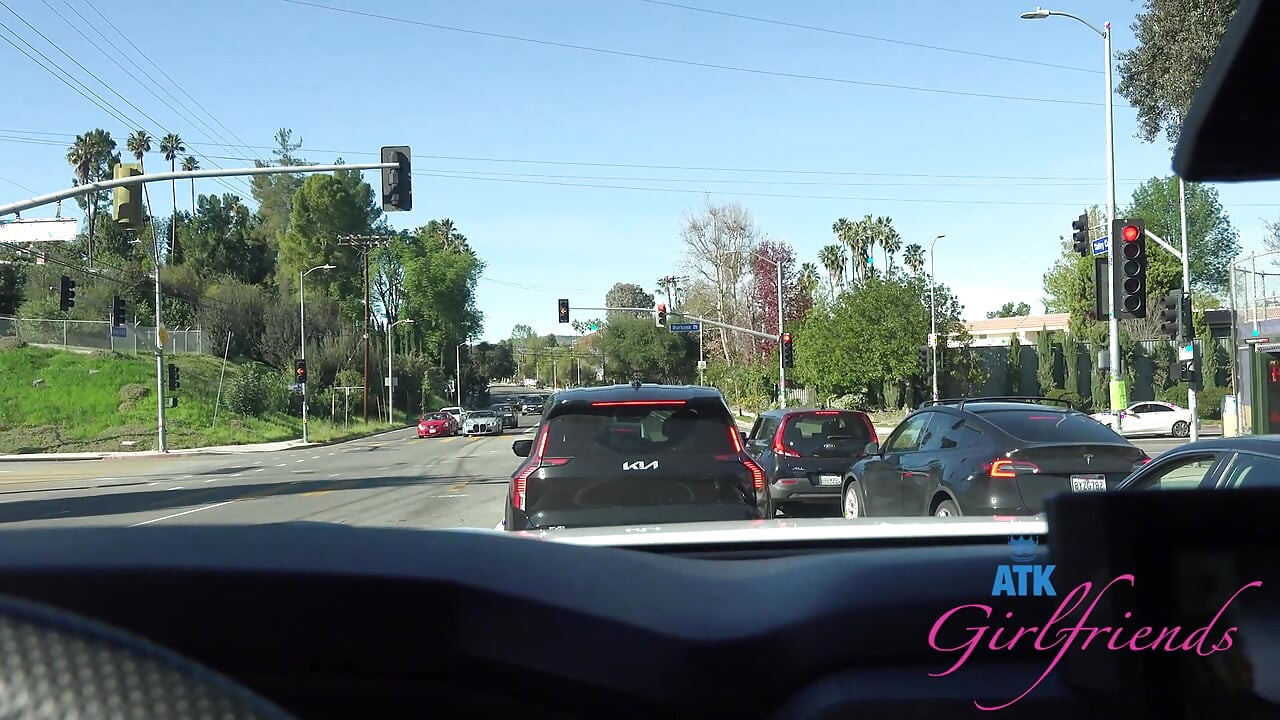 وجهة نظر ماكنزي ماي: موعد على الشاطئ، تبول علني، فرك كس السيارة وإثارة اللسان