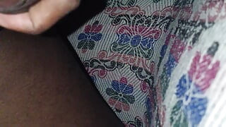 Indijska studentkinja u sobi hostela noću