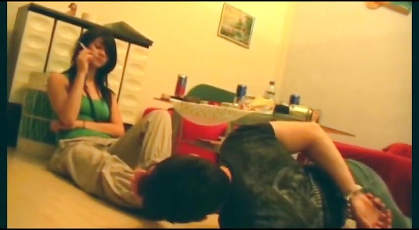 เลียเท้าวัยใสของเธอ