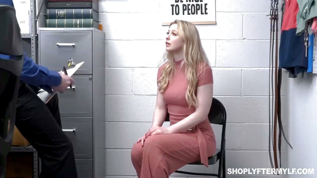 Caso # 9875061: pequeña ladrona de tiendas Sunny Lane es lamida y follada a lo perrito por Jack Vegas antes de un final de preñada