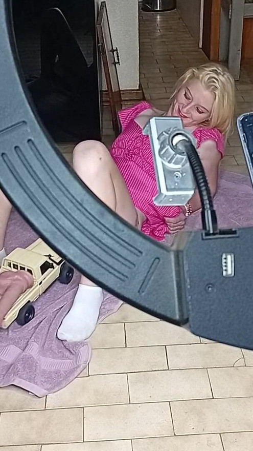 RC carwith vibrator futând o pizdă sexy de 19 ani | Clip 2