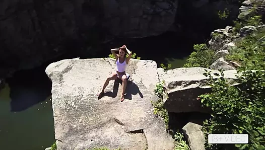 NGENTOT LIAR DI TEBING TINGGI DI CANYON. MIA BANDINI