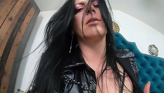 Грязный разговор возбужденной милфы. Поклонение киске, лизание игрушки и лесбийская фантазия