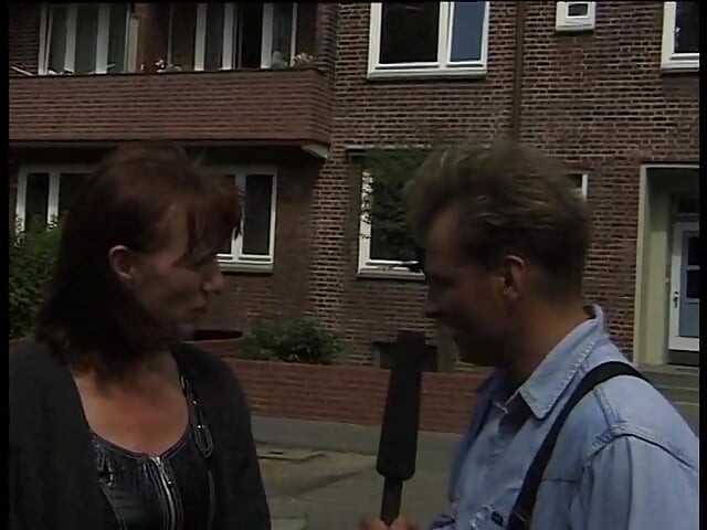 Loira milf dando uma entrevista