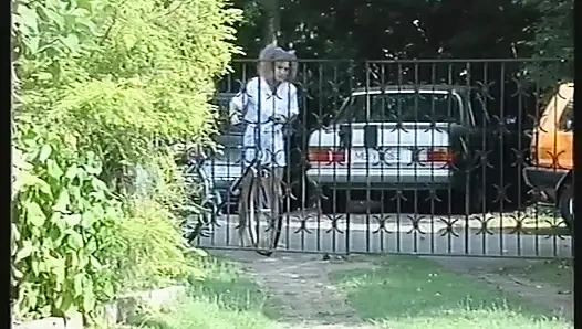 Кудрявая юная блондинка делает минет и трахается в ее тугую задницу