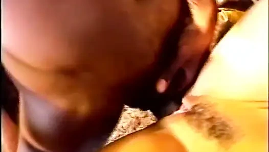 Nyepong kontol besar pria kulit hitam, ngentot memek berbulu dengan posisi dogging