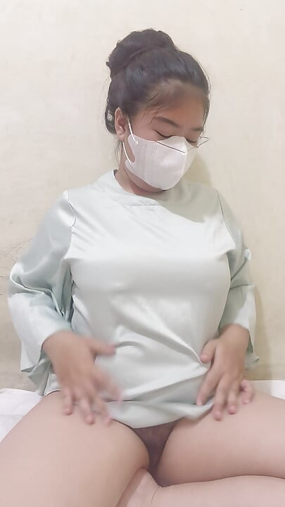 ท่ามือสมัครเล่นในทางเย้ายวนที่มีนมใหญ่และอวบเปียก