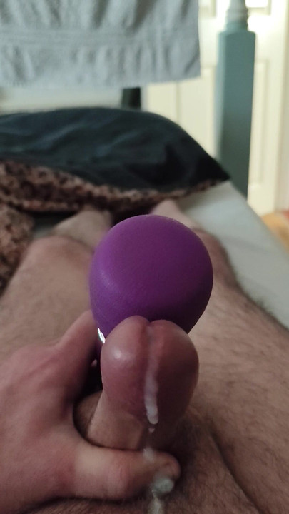 紫色のマッサージャーは最低設定でイかせる