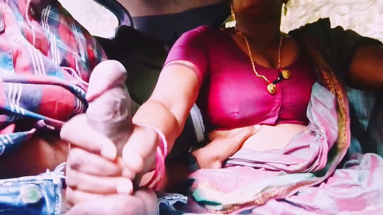 Handjob seks dalam kereta.