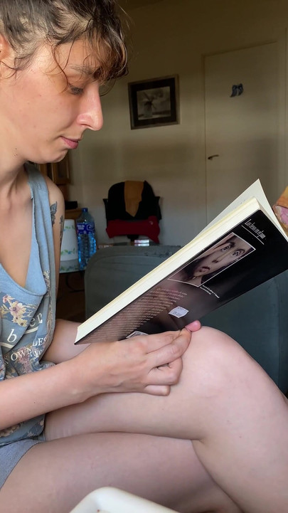 Γαμάνε την ανάγνωσή μου... ή όχι; Πίπα στο παράθυρο