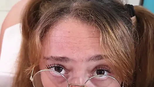 Üniversiteli kız yüzüne büyük bir boşalma alıyor - amatör bakış açısı sakso