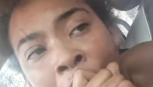 Zenci kadın büyük zenci yarağıyla döl içiyor