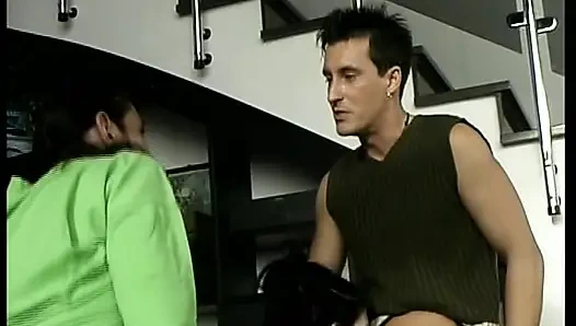 Das behaarte teen aus deutschland bekommt beide löcher gefickt