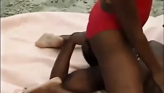 Siyah lezbiyenler büyük yarağı yalıyor bahçede dörtlü grup seks partisi