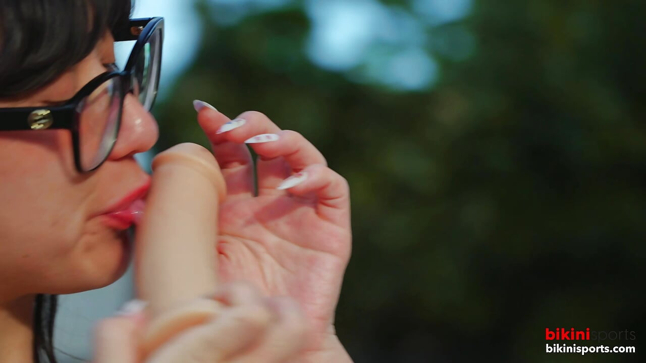 To hotte piger stripper nøgne under yogatime ved poolen