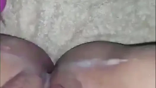 Dildoyla sikilirken fışkırtmalı amcığın kısa derlemesi