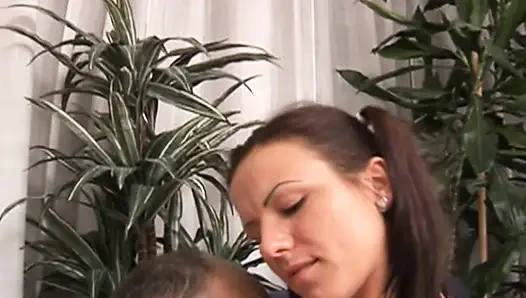 Грязный зрелый мужчина ударяет по горячей тинке