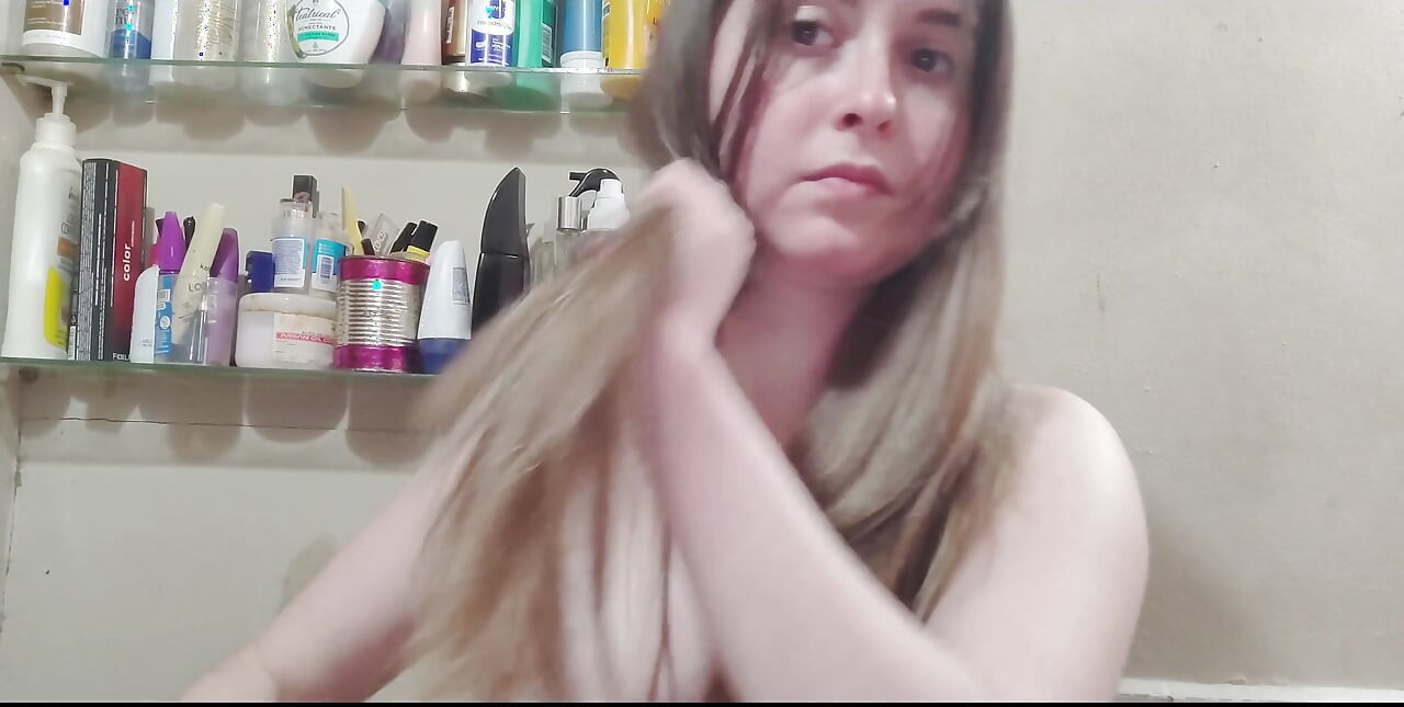 Szczotkowanie mojej długiej blondynki