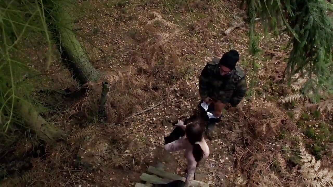 Красива сексуальна красуня ковзає на великому чорному члені та секс-кліп на відкритому повітрі