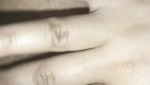 Yenge parmağını sokuyor