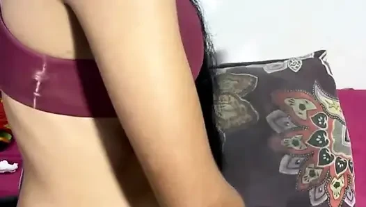 Istri kitty Indiaku yang masih muda pamer memeknya dipijat dan dientot habis-habisan sama lovense full horney