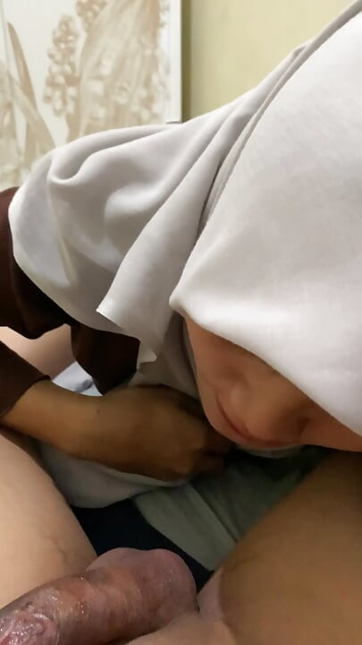 Kelentit dalam mulut awek bertudung