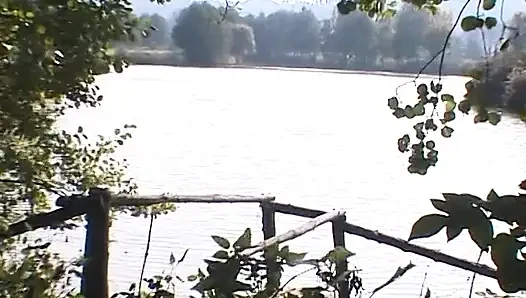 Pasangan amatir ngentot di selimut di pinggir sungai