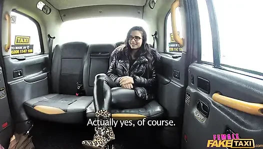 Kadın fake taxi - iki ateşli esmer ve seksi bir dildo
