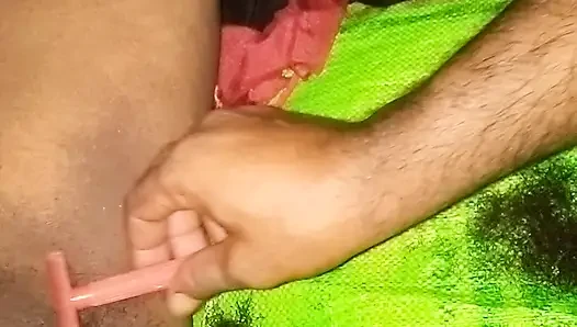 Bhabi ne baiya ke bal saf kiye fir chudai ki