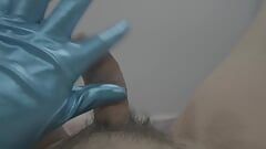 Suave masturbación con guantes de cian