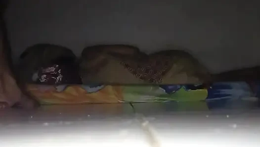 Трахаю индонезийскую подругу во время сильного дождя