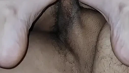 Seksi kalın 25 yaşındaki orta yaşlı seksi kadın striptiz yapıyor yakın çekim amcık sikişi