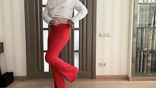 Pantalon rouge évasé et chemisier blanc sur une transsexuelle transsexuelle femboy prête pour le travail de secrétaire et une soirée scolaire