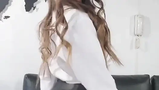 Sekretaris nakal ini masturbasi sampai orgasme saat pulang kerja