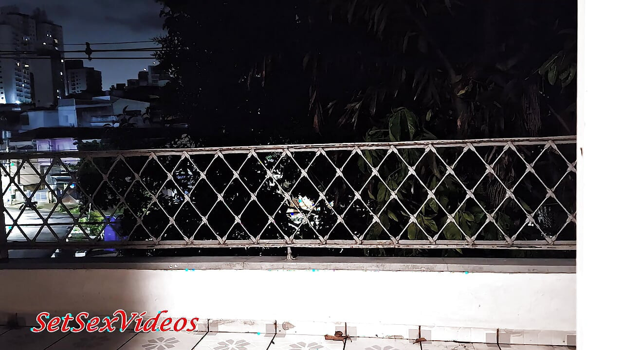 Biel si pirangliberal di balkon, merangkak dan ejakulasi di mulutnya