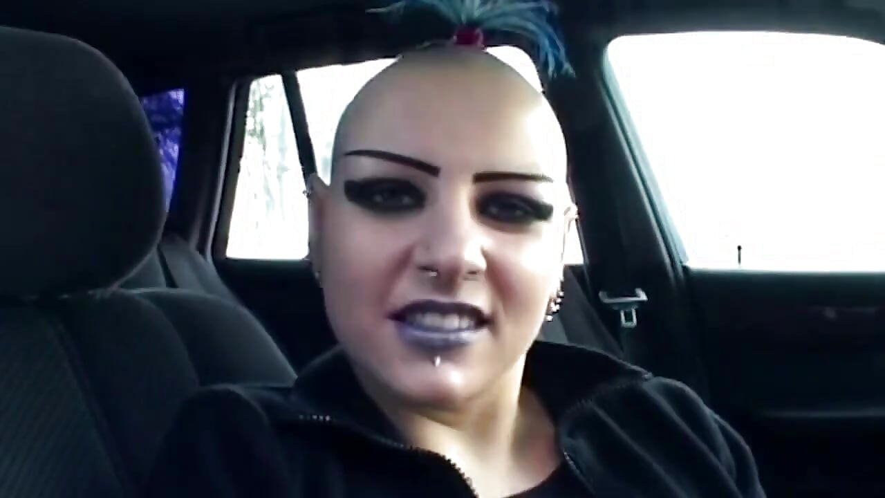 Nena con la cabeza afeitada extiende coño perforado goteando crema