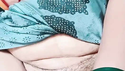 Ibu rumah tangga India lagi asik masturbasi sampai orgasme berkali-kali sambil ngomong jorok - bahasa india