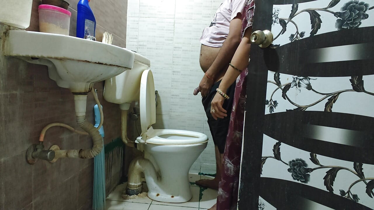 Bhabhi bắt devar đi vệ sinh rồi mới chịch