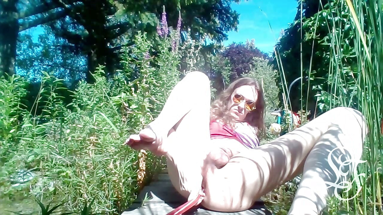¡Metiendo bolas de golf en un nido al aire libre!