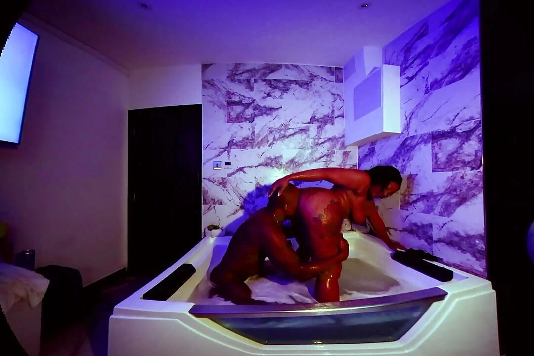 Ямайская милфа Coco с большой попкой с мокрыми губами получает кримпай от Jay Playhard в горячей ванне