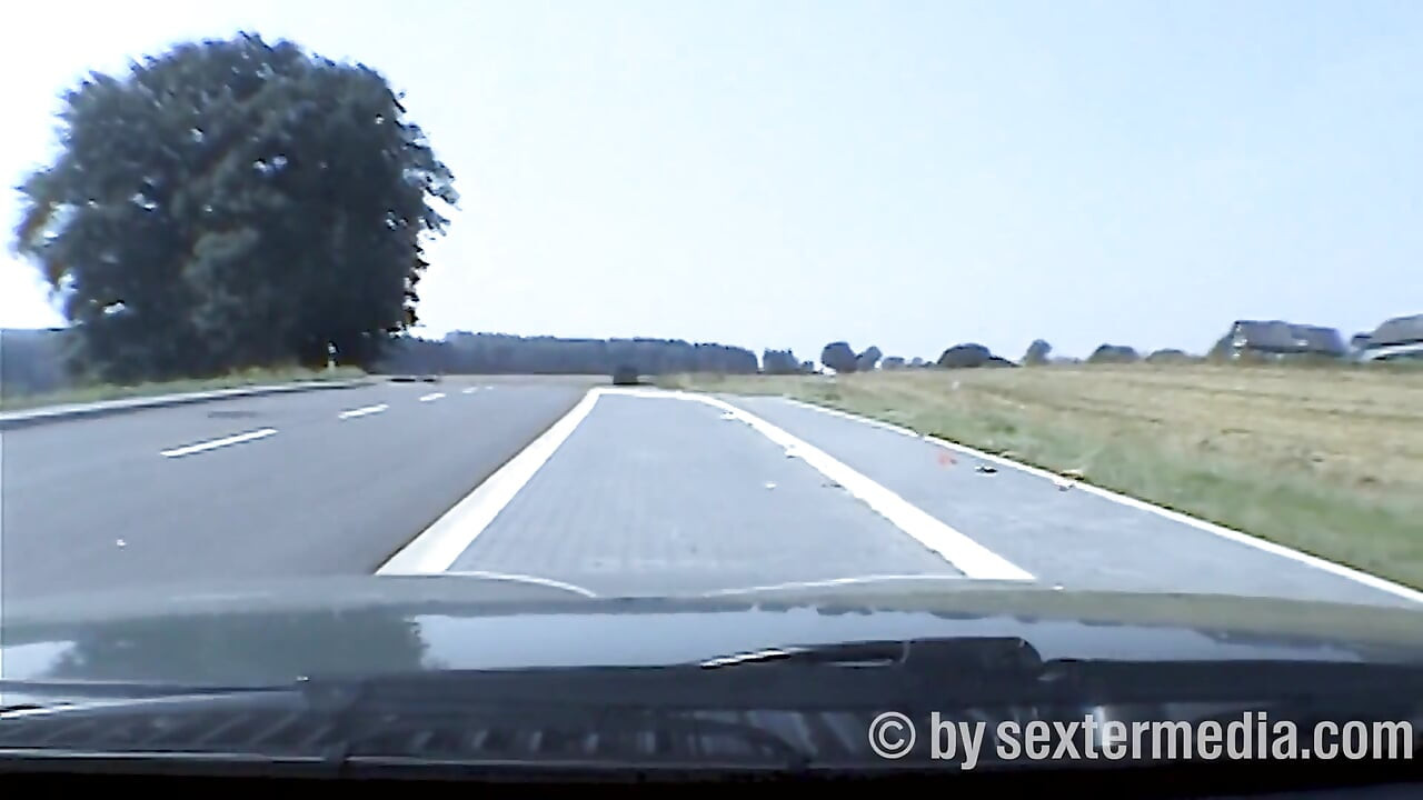 Plavuša autostoperka - vruće pušenje u šumi