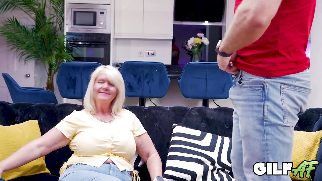 GilfAf- Busty brittiläinen GILF-nainen Lesley ottaa poikapuolen ison munan