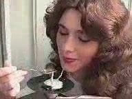 Menina comendo porra com uma colher! incrível dudenwk