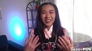 Asiática Kimmy Kimm recebe sexo hardcore depois de sensual punheta com os pés