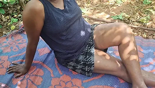 На улице романтичное вирусное видео красивой милфы