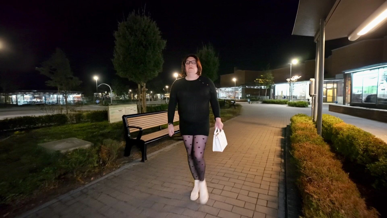 Walk in the evening in a summery knitted dress, sexy hold-ups and Chelsea boots