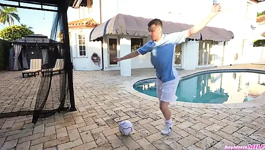 Futbol üvey anne Raissa Bellini hedefi kutlamak için üvey oğluyla sikişiyor