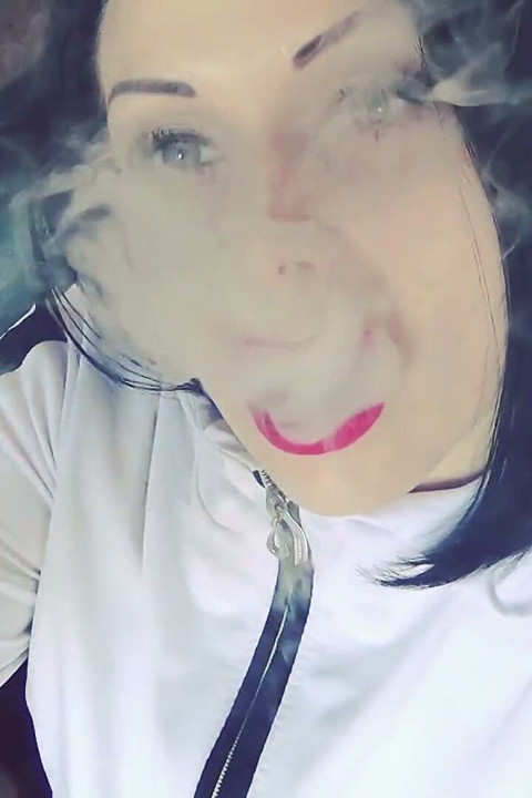 Puxando você para baixo sob meu feitiço de fumaça
