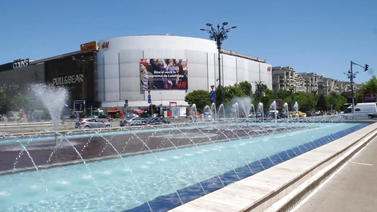 Büyük memeli sarışın orta yaşlı seksi kadın kanepede her santimi alıyor